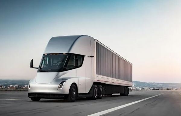 Tesla начала принимать предварительные заявки на электрические грузовики Semi