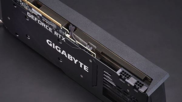 Gigabyte выпустила версию GeForce RTX 3070 с разъёмами питания на другой стороне видеокарты